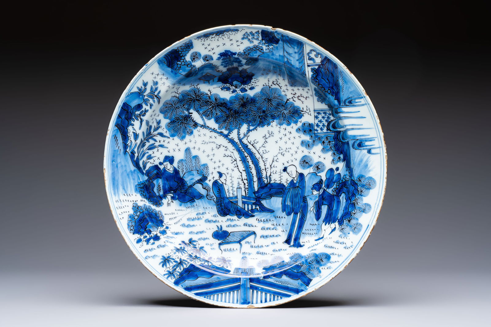 A large manganese, blue and white Dutch Delft chinoiserie dish, 17th C.: A large manganese, blue and white Dutch Delft chinoiserie dish, 17th C. Dia.: 40 cm Provenance: - An important private collection from Antwerp, Belgium. - With a label of A. Avonds, Antwerp, Belgium.