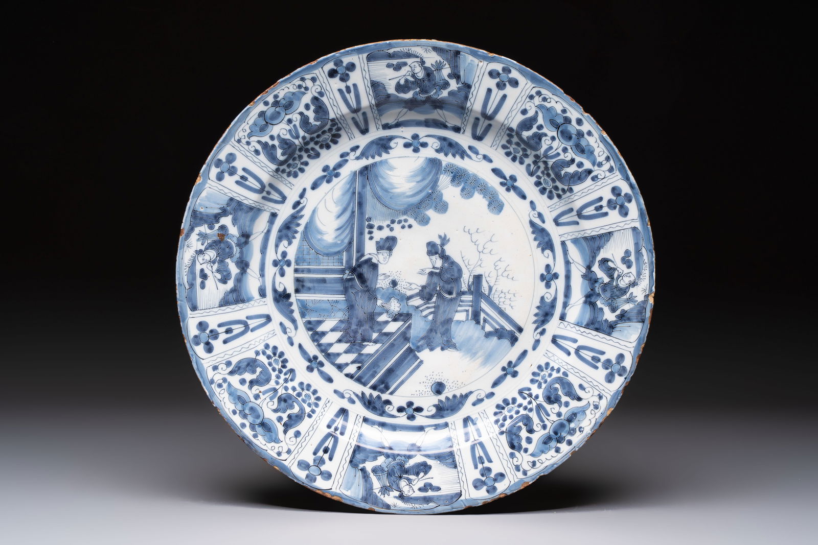 A large blue and white Dutch Delft chinoiserie dish, late 17th C.: A large blue and white Dutch Delft chinoiserie dish, late 17th C. Dia.: 40,5 cm