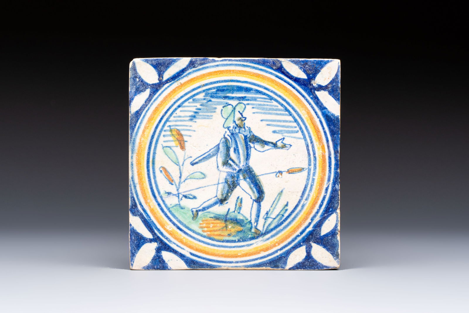 A polychrome English Southwark maiolica 'Hunter with Spear' tile, 17th C.: A polychrome English Southwark maiolica 'Hunter with Spear' tile, 17th C. Dim.: ca. 13,2 x 13,3 x 1,5 cm
