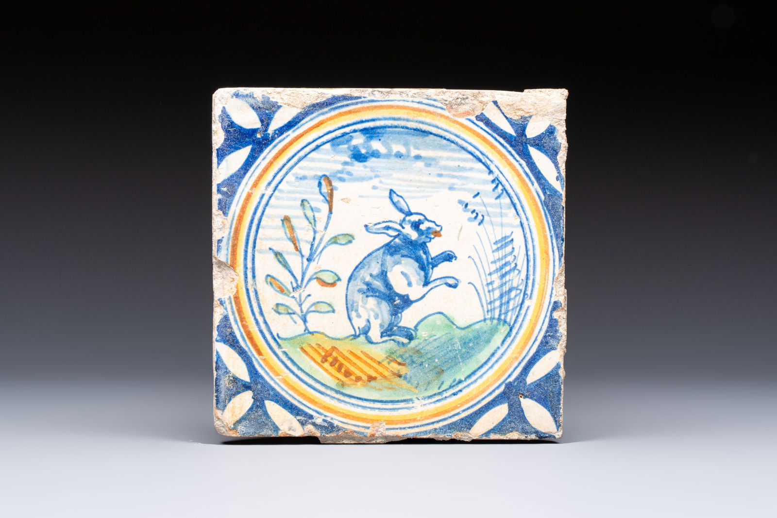 A polychrome Dutch Delft maiolica 'Rabbit' medallion tile, 16th C.: A polychrome Dutch Delft maiolica 'Rabbit' medallion tile, 16th C. Dim.: ca. 13,4 x 13,6 x 1,7 cm