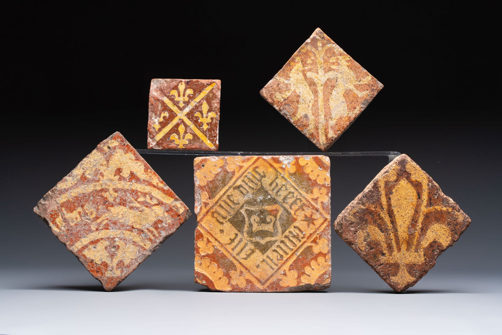 Five medieval slip-decorated tiles, France, Flanders and England, 15/16th C.: Five medieval slip-decorated tiles, France, Flanders and England, 15/16th C. Dim.: 14,5 x 14,6 x 2,2 cm (the largest) Dim.: 7,8 x 7,7 x 2,2 cm (the smallest)