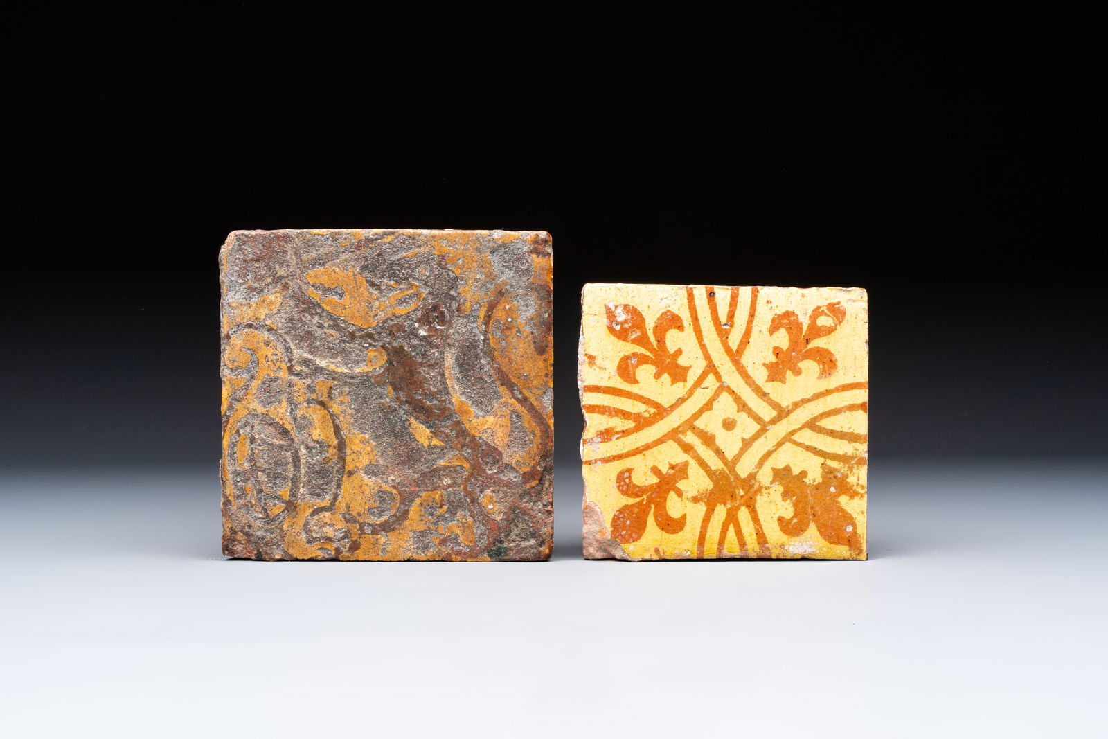 Two medieval slip-decorated tiles, Flanders, 15/16th C.: Two medieval slip-decorated tiles, Flanders, 15/16th C. Dim.: 11,3 x 11,4 x 2,5 cm (the largest) Dim.: 9,5 x 10 x 2,4 cm (the smallest)