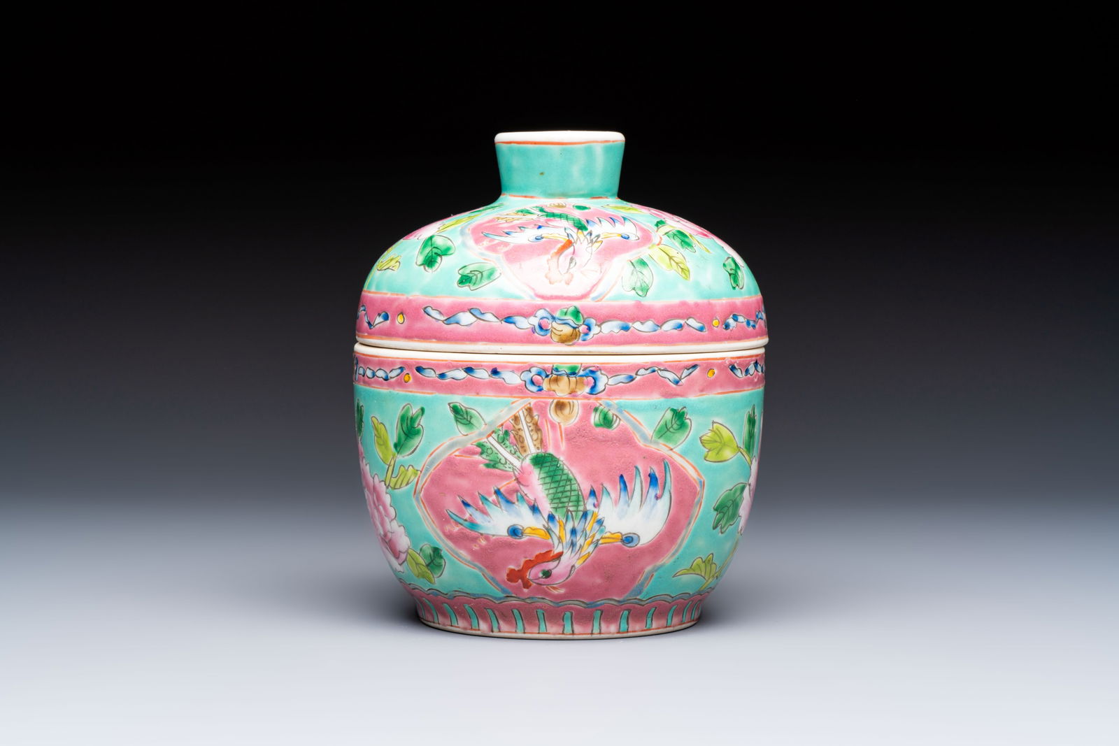 A Chinese famille rose 'Chupu' bowl and cover for the Straits or Peranakan market, Tongzhi mark,: A Chinese famille rose 'Chupu' bowl and cover for the Straits or Peranakan market, Tongzhi mark, 19th C. Dia.: 12,4 cm - H.: 14,3 cm (incl. cover) Provenance: - The Geoffrey Middle Collection, UK.