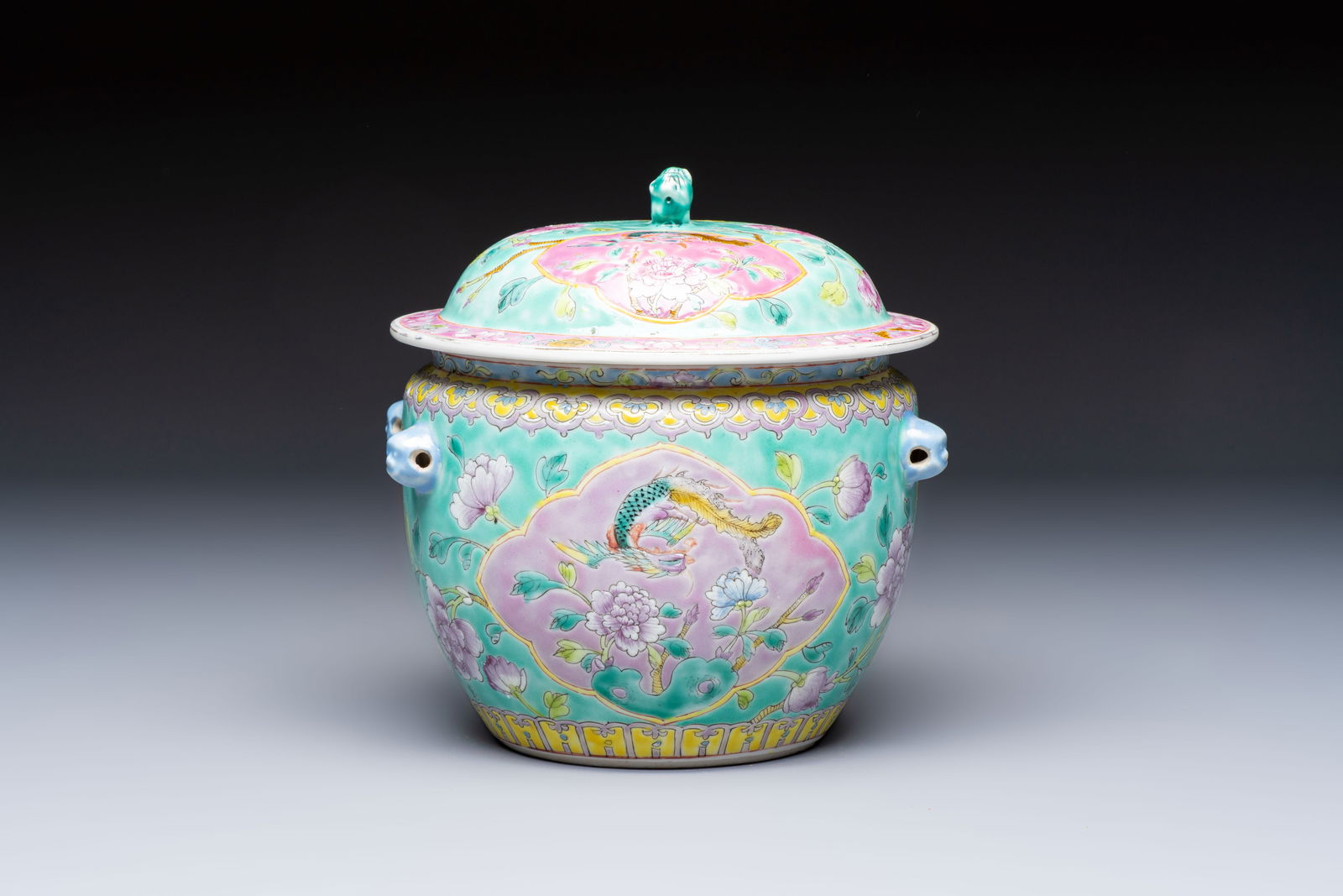 A Chinese famille rose turquoise-ground 'Kamcheng' bowl and cover for the Straits or Peranakan: A Chinese famille rose turquoise-ground 'Kamcheng' bowl and cover for the Straits or Peranakan market, 19th C. H.: 17,5 cm (incl. cover)