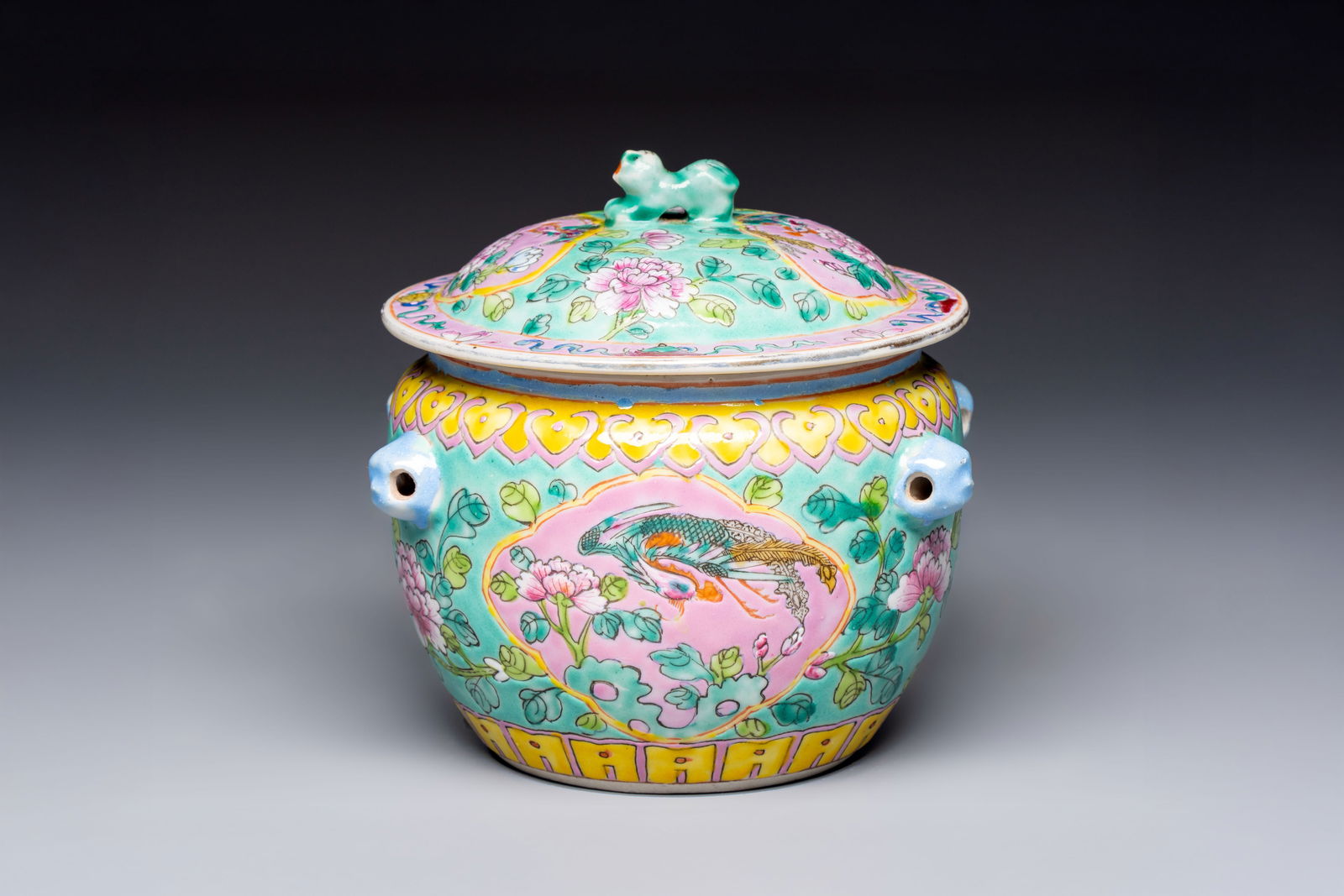 A Chinese famille rose 'Kamcheng' bowl and cover for the Straits or Peranakan market, 19th C.: A Chinese famille rose 'Kamcheng' bowl and cover for the Straits or Peranakan market, 19th C. Dia.: 15,5 cm - H.: 14 cm