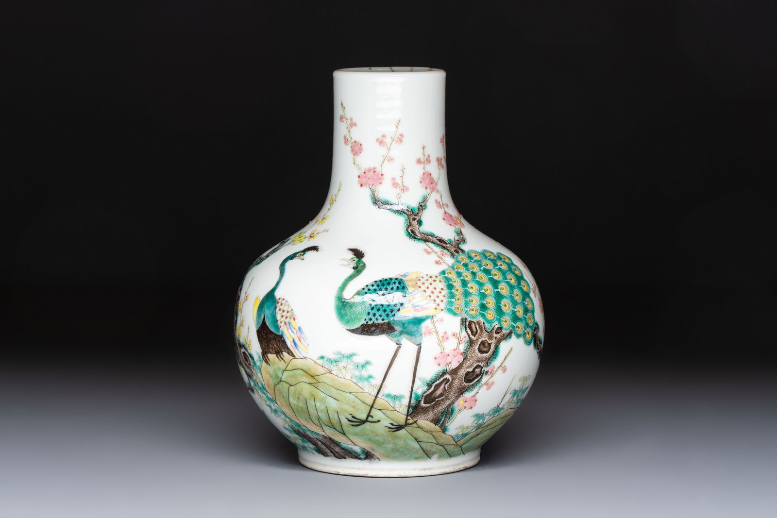 A fine Chinese famille verte 'Peacocks' vase, 19th C.: A fine Chinese famille verte 'Peacocks' vase, 19th C. H.: 16,8 cm