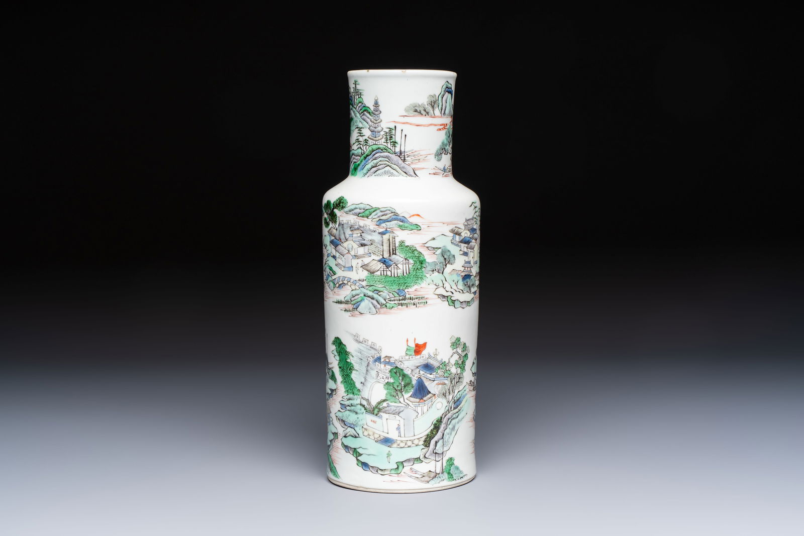 A Chinese famille verte 'Zhang Jiang Men' rouleau vase, 19th C. (1 of 6)