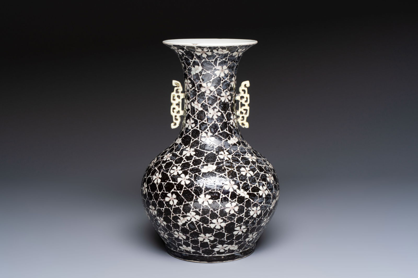 A rare Chinese famille noire 'Prunus on Cracked Ice' vase with 'Chilong' handles, 19th C.: A rare Chinese famille noire 'Prunus on Cracked Ice' vase with 'Chilong' handles, 19th C. H.: 30,5 cm