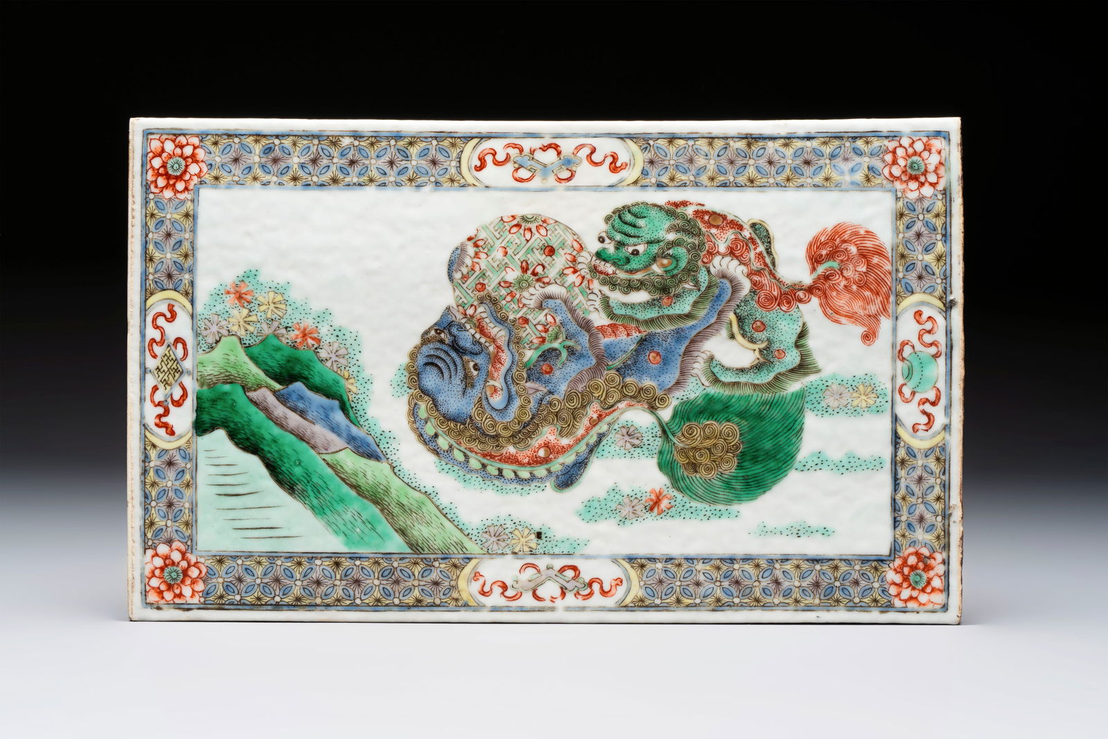A Chinese famille verte 'Buddhist Lions' plaque, 19th C.: A Chinese famille verte 'Buddhist Lions' plaque, 19th C. Dim.: 29 x 17,3 cm