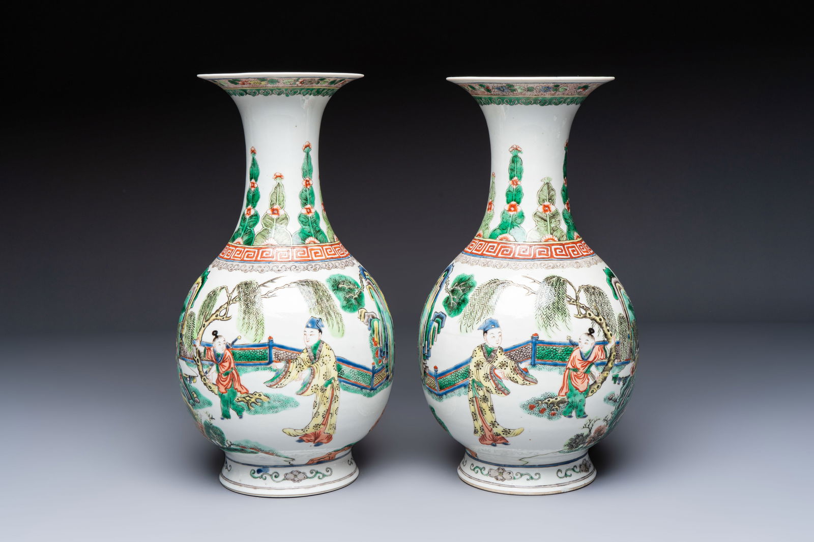 A pair of Chinese famille verte vases with narrative design, 19th C.: A pair of Chinese famille verte vases with narrative design, 19th C. H.: 35 cm