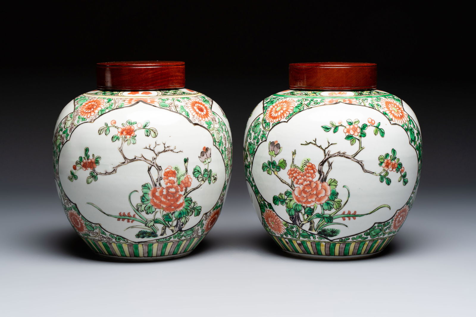 A pair of Chinese famille verte 'Floral' jars with wooden covers, 19th C. (1 of 7)