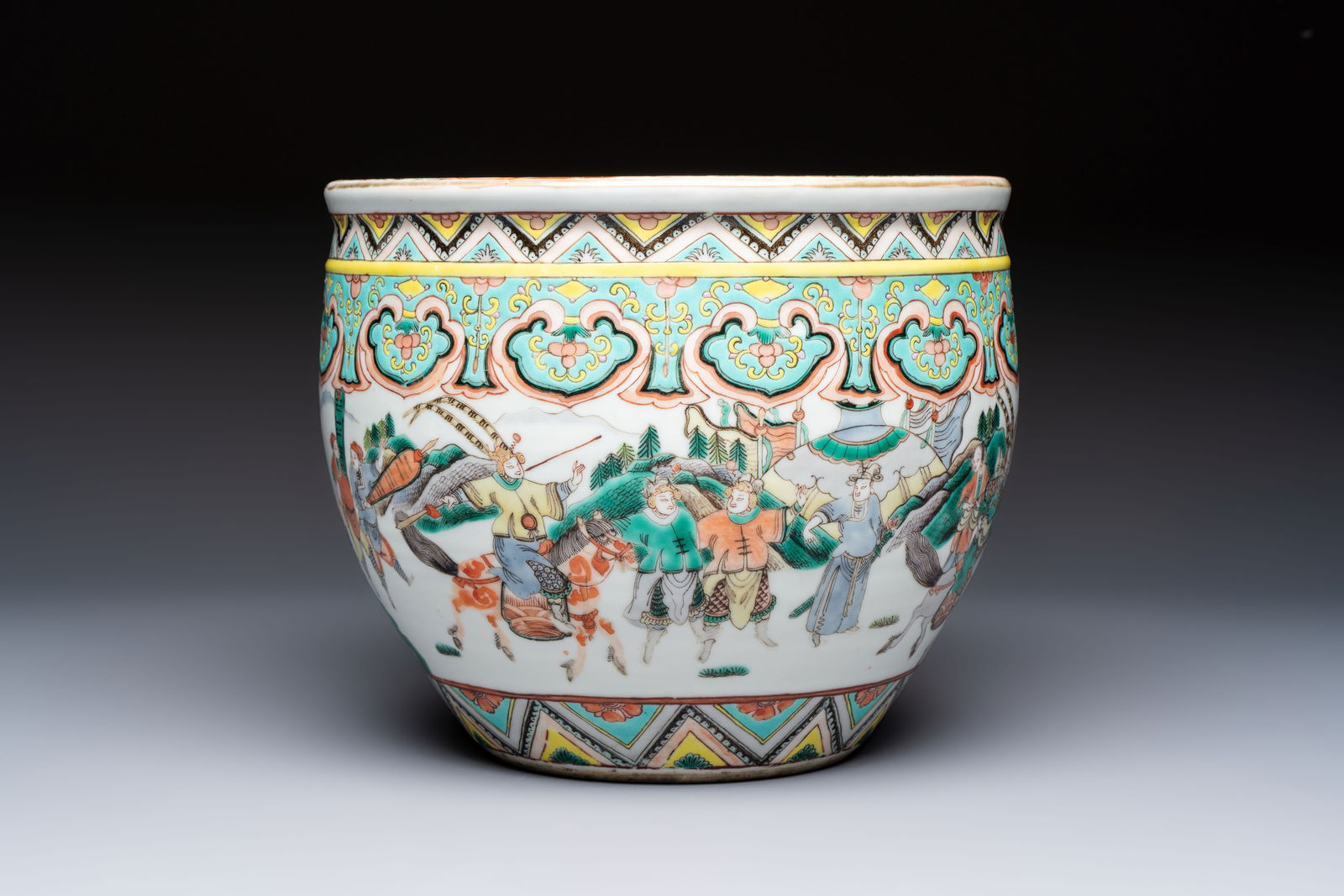 A Chinese famille verte 'Warriors' scroll bowl, 19th C.: A Chinese famille verte 'Warriors' scroll bowl, 19th C. Dia.: 22,8 cm - H.: 19,5 cm