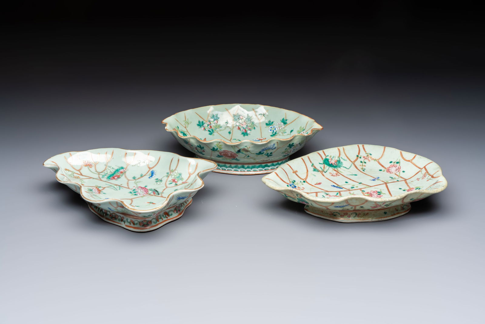 Three Chinese famille rose celadon-ground leaf-form tazzas, Tongzhi and Guangxu marks, 19th C.: Three Chinese famille rose celadon-ground leaf-form tazzas, Tongzhi and Guangxu marks, 19th C. Dim.: 20,6 x 27,8 cm (the largest) Dim.: 20,4 x 27,5 cm (the smallest)
