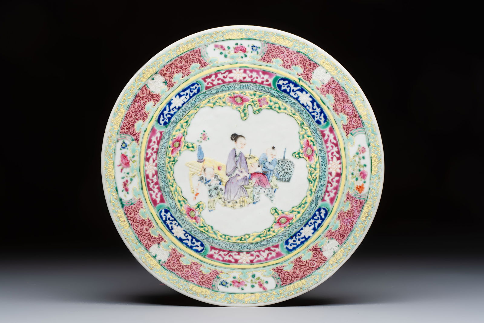 A Chinese famille rose circular plaque with figural design, 18/19th C. (1 of 2)