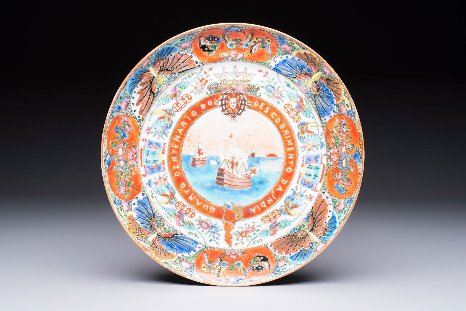 A fine Chinese Canton famille rose memorial plate commemorating the discovery of India, ca. 1900: A fine Chinese Canton famille rose memorial plate commemorating the discovery of India, ca. 1900 Dia.: 24,7 cm Ref.: Rob Michiels Auctions, 18 April 2024, lot 542 for a comparable example. (sold EUR 2