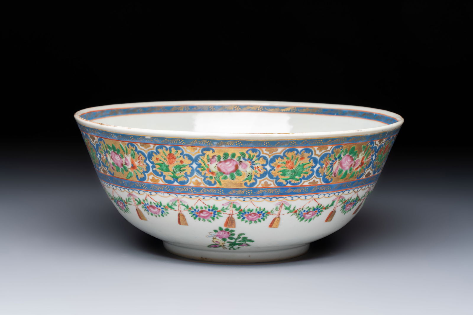 A Chinese Canton famille rose bowl with floral design for the Islamic market, 19th C. (1 of 7)