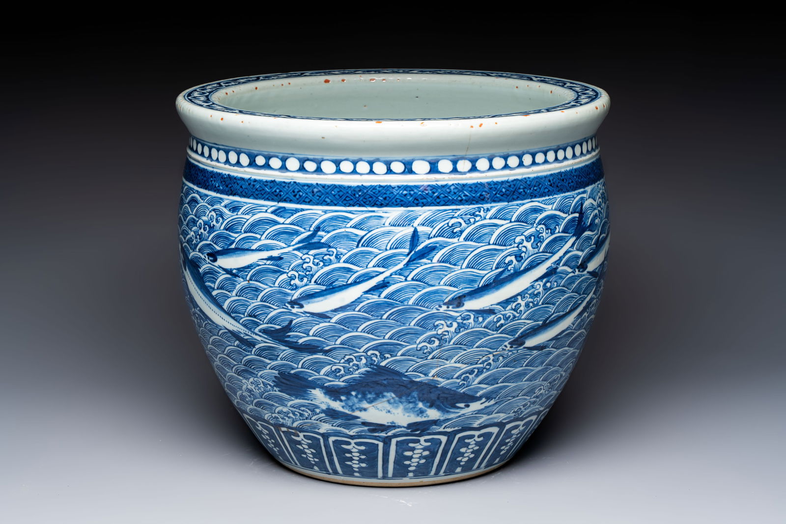 A Chinese blue and white 'Fish' scroll pot, 19th C. (1 of 7)