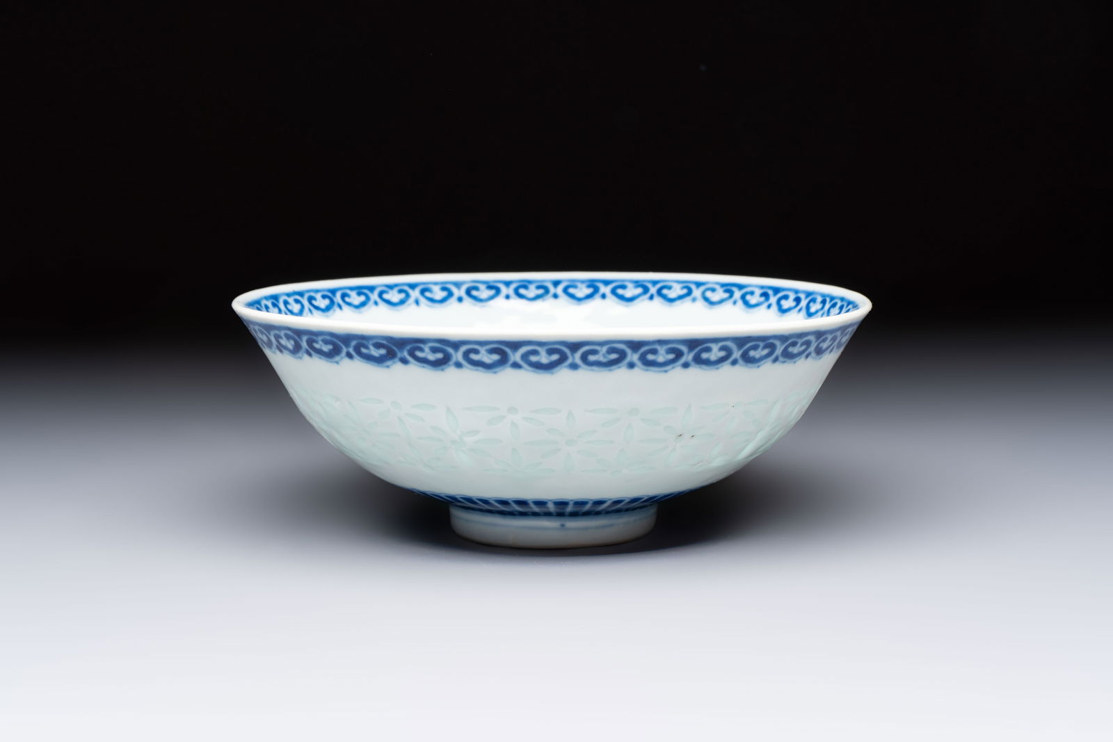 A Chinese blue and white 'Ling Long' bowl with bats design, Qianlong mark, 19th C.: A Chinese blue and white 'Ling Long' bowl with bats design, Qianlong mark, 19th C. Dia.: 18 cm - H.: 6,7 cm