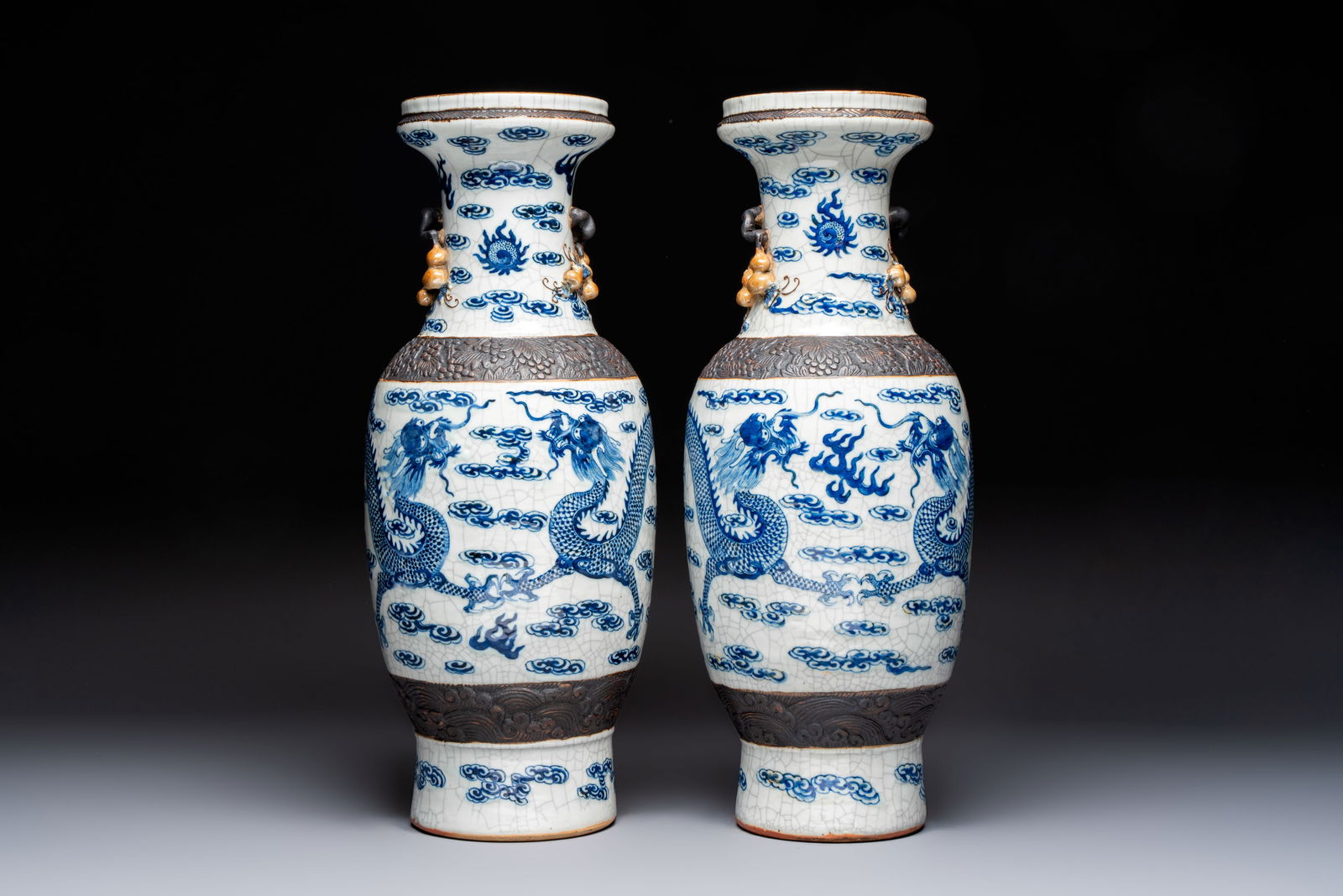 A pair of Chinese blue and white Nanking crackle-glazed 'Dragons' vases, 19th C. (1 of 6)