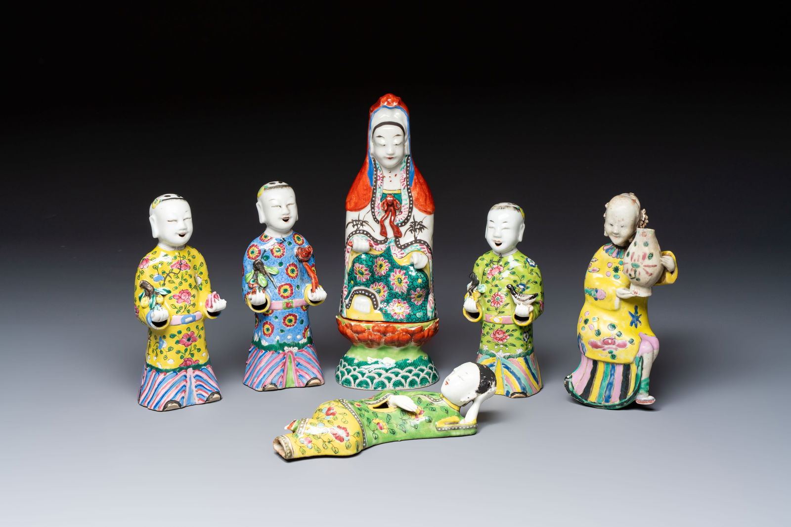 Six Chinese famille rose figures, one with a 'Lotus Throne' stand, 19th C.: Six Chinese famille rose figures, one with a 'Lotus Throne' stand, 19th C. H.: 26,5 cm (the guanyin incl. stand) H.: 20 cm (the guanyin excl. stand) H.: 17 cm (the smallest)