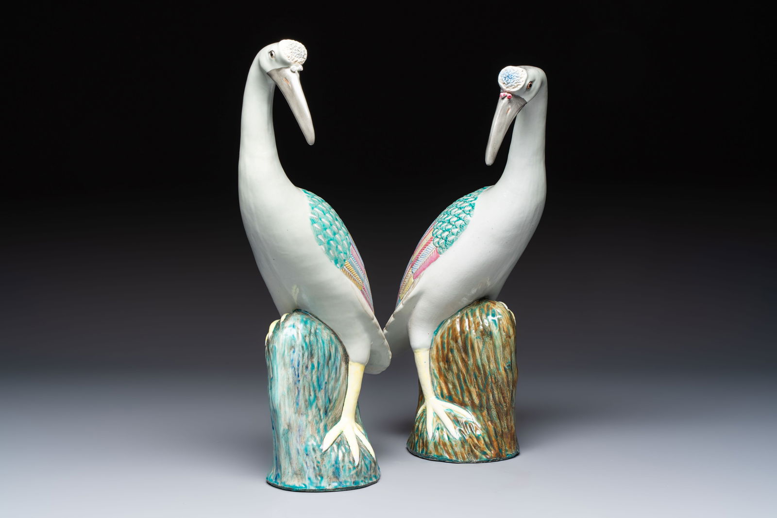 A pair of large Chinese famille rose cranes, 20th C.: A pair of large Chinese famille rose cranes, 20th C. H.: 41 cm