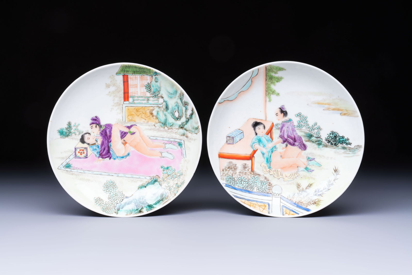 A pair of Chinese famille rose 'Erotic Subject' plates, Chun Yi Tang Zhi mark, 20th C. (1 of 2)