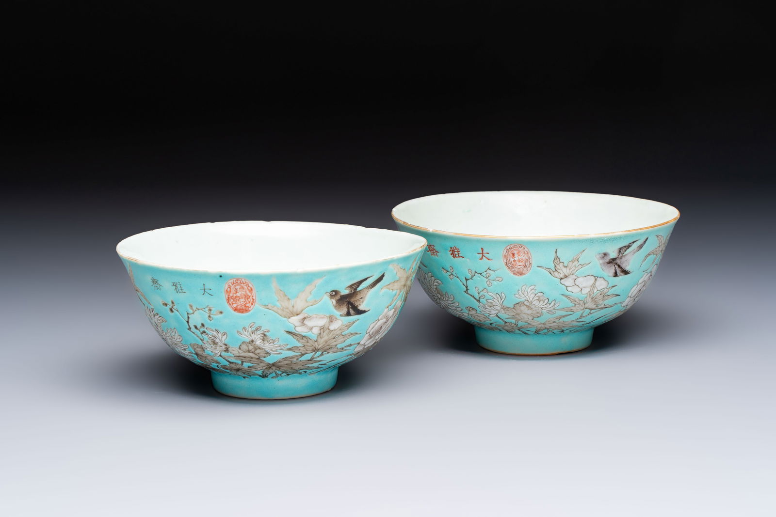 A pair of Chinese grisaille turquoise-ground 'Da Ya Zhai' bowls, Yong Qing Chang Chun mark, Guangxu: A pair of Chinese grisaille turquoise-ground 'Da Ya Zhai' bowls, Yong Qing Chang Chun mark, Guangxu Dia.: 13,5 cm - H.: 7 cm Provenance: - The collection of a Belgian connoisseur.