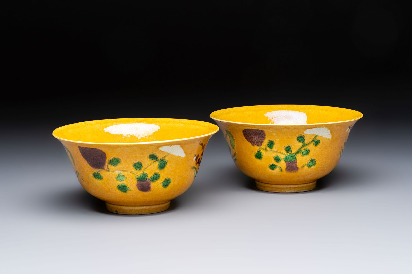 A rare pair of Chinese sancai yellow-ground 'Brinjal' bowls, Tianqi mark, 19th C.: A rare pair of Chinese sancai yellow-ground 'Brinjal' bowls, Tianqi mark, 19th C. Dia.: 17,5 cm - H.: 8,5 cm