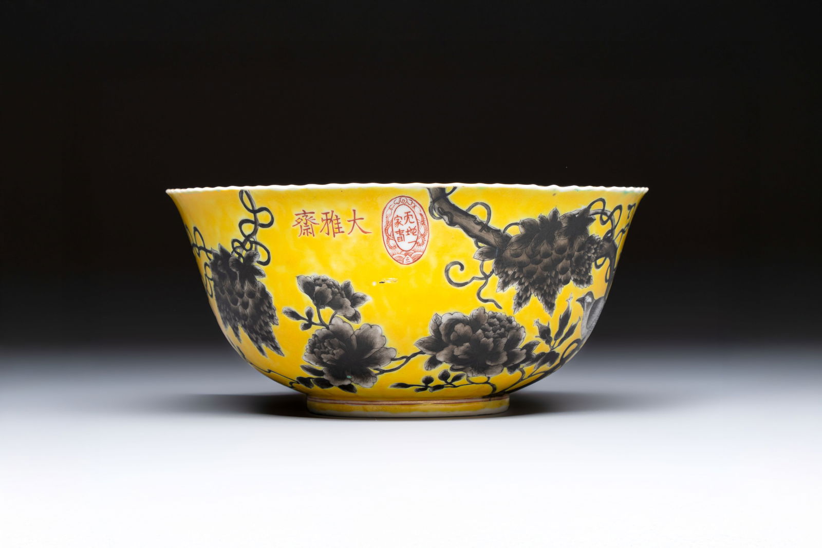 A Chinese grisaille yellow-ground 'Dayazhai' bowl, Yong Qing Chang Chun mark, 19th C.: A Chinese grisaille yellow-ground 'Dayazhai' bowl, Yong Qing Chang Chun mark, 19th C. Dia.: 20,3 cm - H.: 9,5 cm