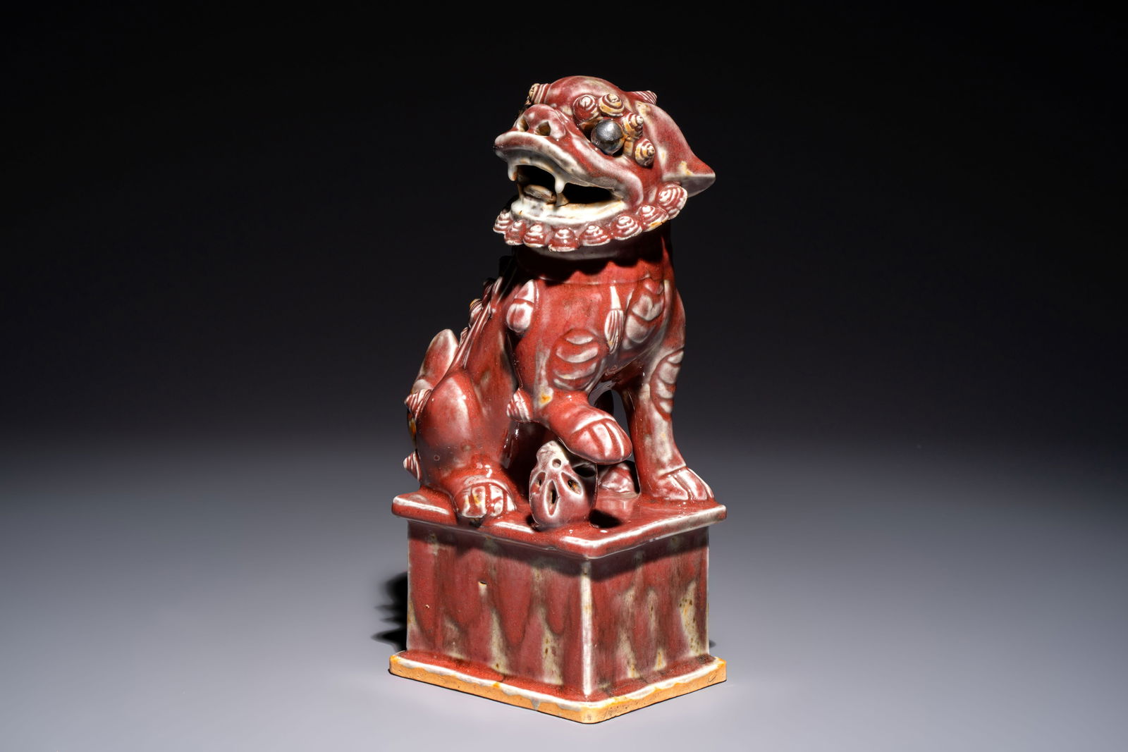 A Chinese copper-red-glazed Buddhist lion, 19th C.: A Chinese copper-red-glazed Buddhist lion, 19th C. H.: 27,5 cm
