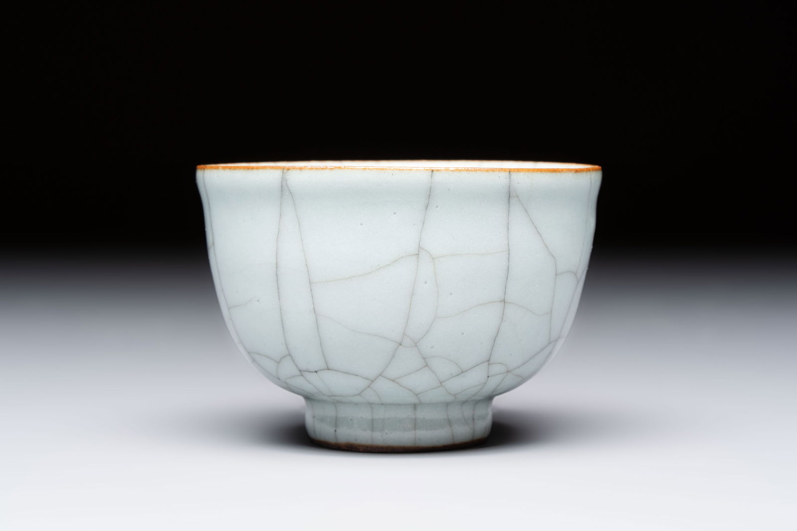 A Chinese ge-type crackle-glazed tea cup, 19th C. (1 of 7)