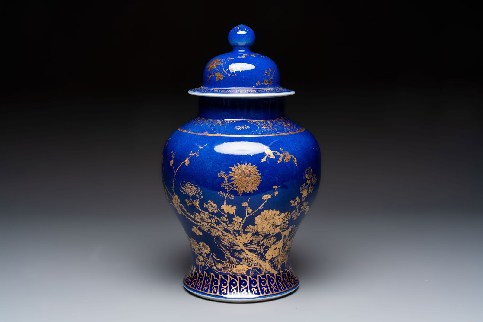 A Chinese gilt-decorated powder-blue-ground vase and cover, Kangxi mark, 19th C.: A Chinese gilt-decorated powder-blue-ground vase and cover, Kangxi mark, 19th C. H.: 42 cm (incl. cover)