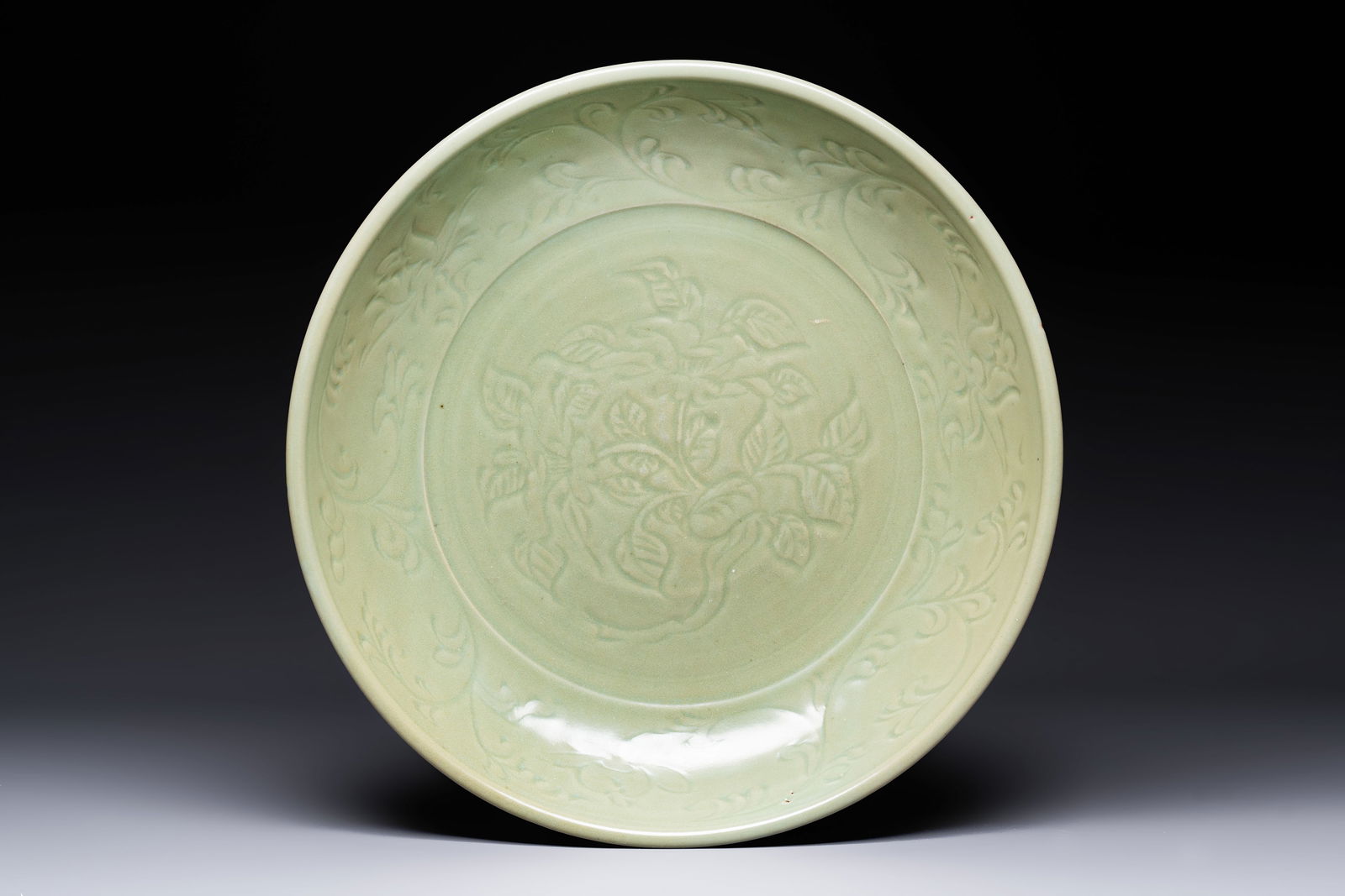 A rare and large Chinese Longquan celadon dish with floral design, Ming, early 15th C. (1 of 5)
