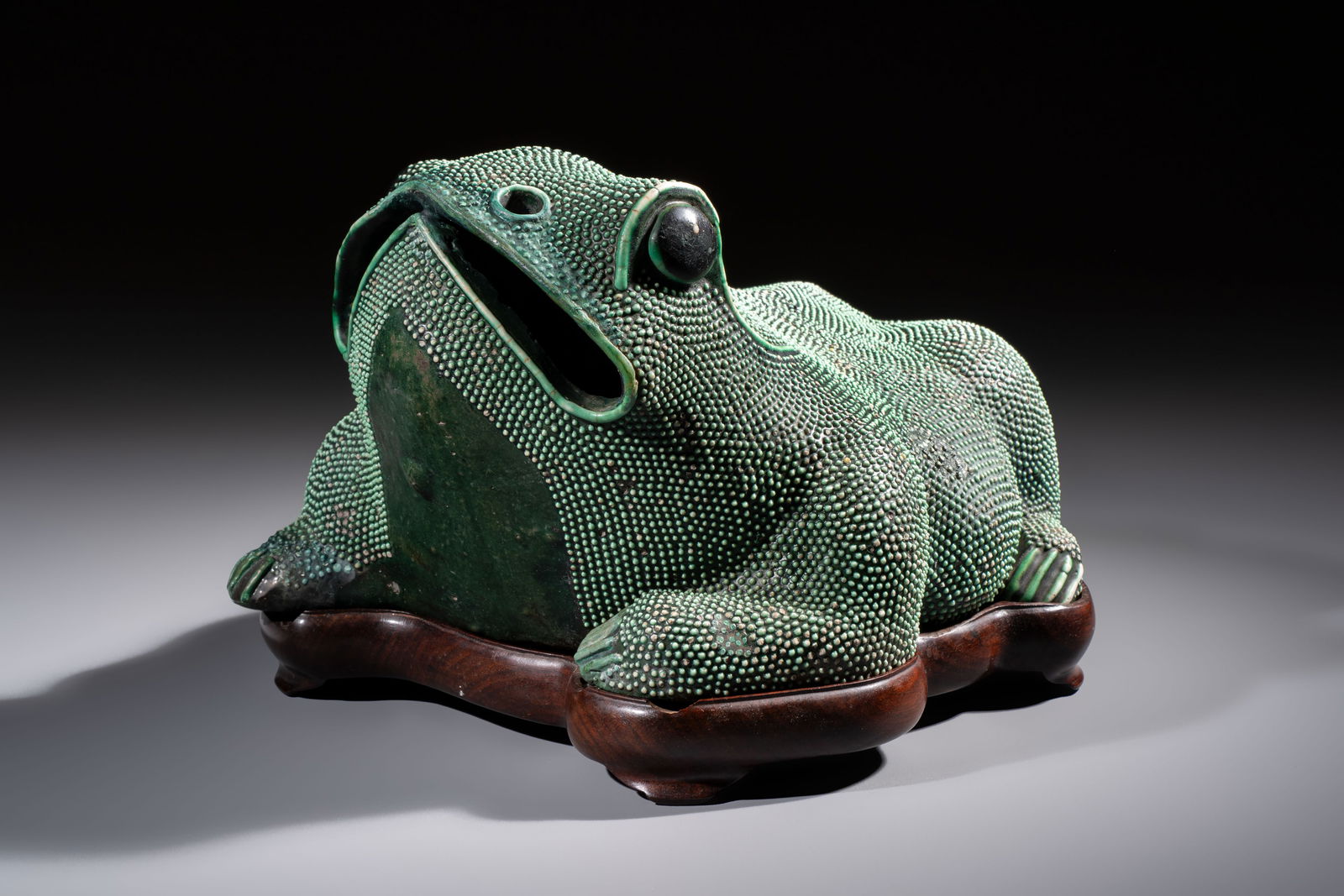 A Chinese verte biscuit model of a toad on stand, 18/19th C. (1 of 8)