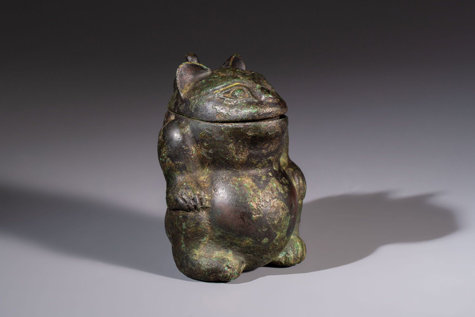 A rare Chinese archaistic bronze bear-form wine vessel, Gong, Han or later: A rare Chinese archaistic bronze bear-form wine vessel, Gong, Han or later H.: 9,4 cm Weight: 625 grams Provenance: An important Belgian private collection.