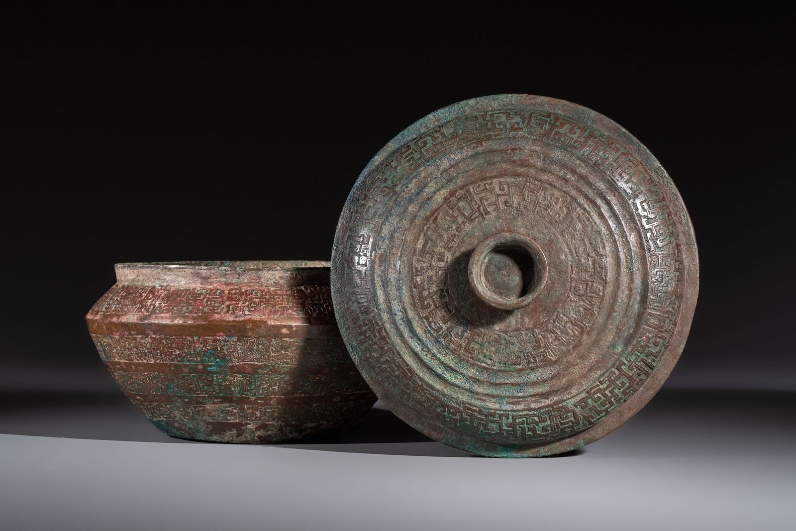 A Chinese archaic bronze serving vessel and cover, Eastern Zhou/Spring and Autumn (1 of 12)
