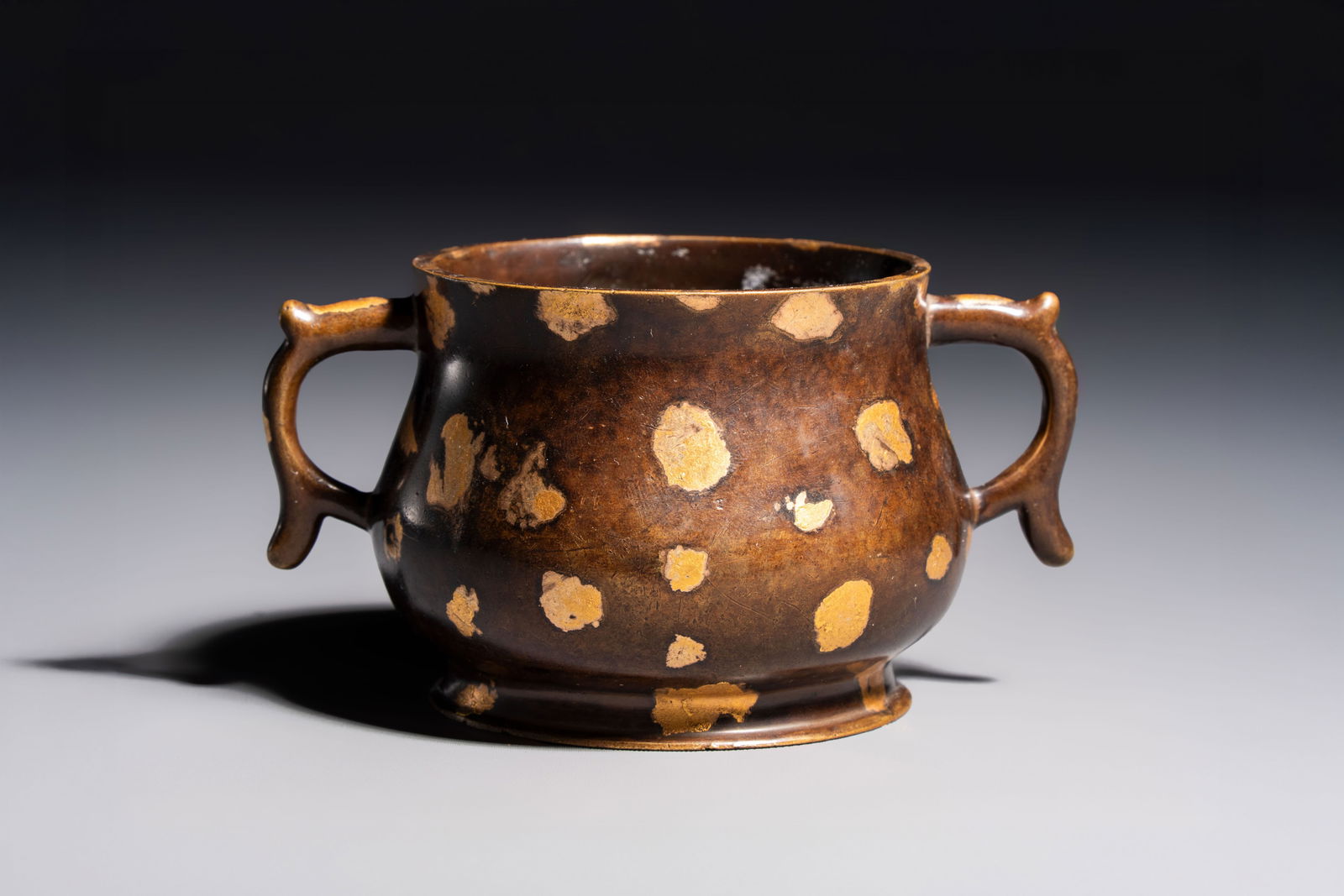 A Chinese gold-splashed bronze censer with two handles, Xuande mark, 18th C. (1 of 7)