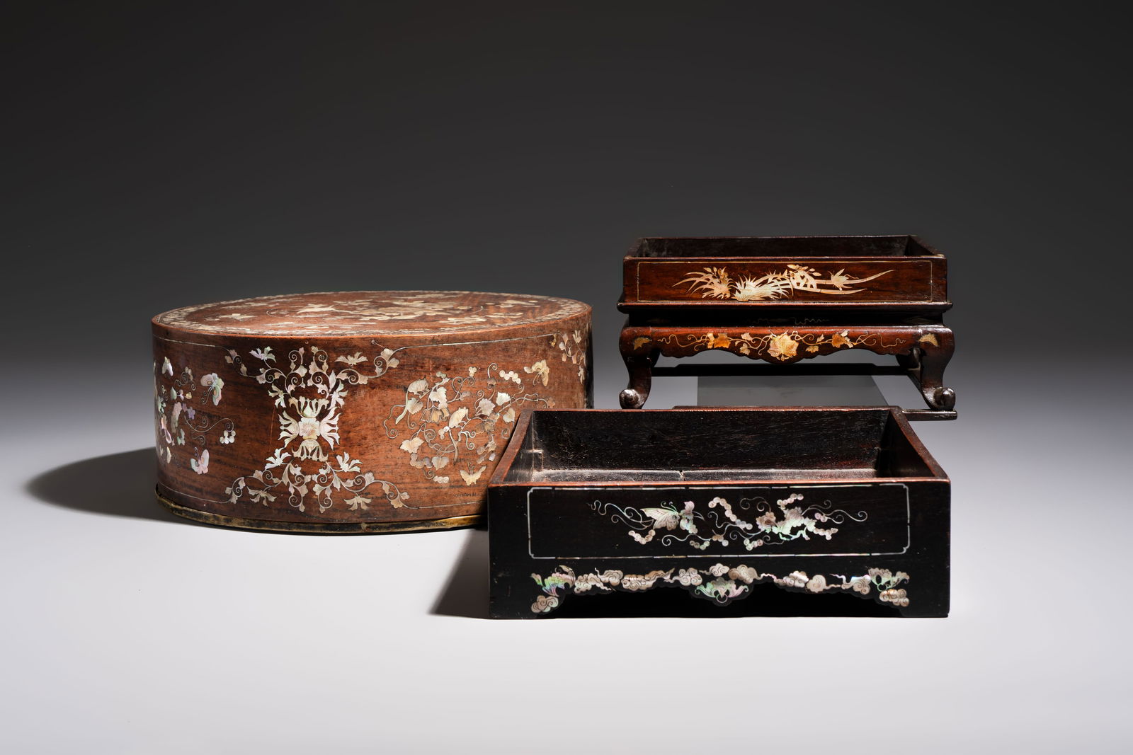 Two Vietnamese mother-of-pearl-inlaid wooden trays and a circular box and cover, 19th C. (1 of 15)