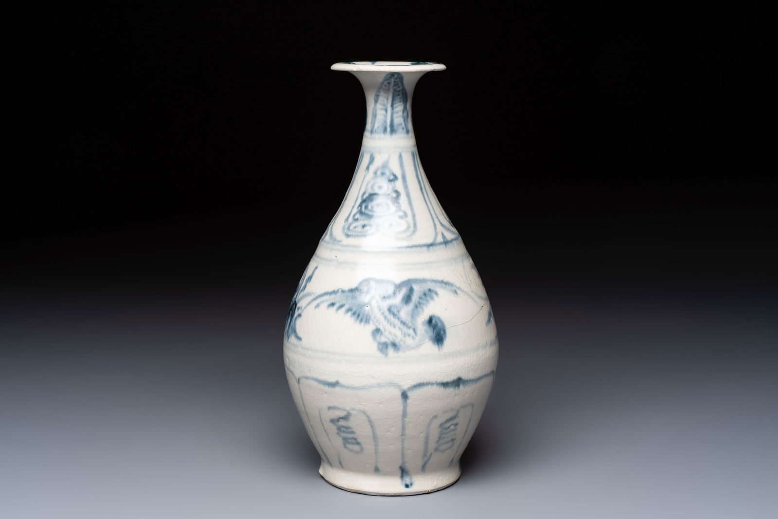 A Vietnamese blue and white vase, Hoi An Hoard, 15th C. (1 of 6)