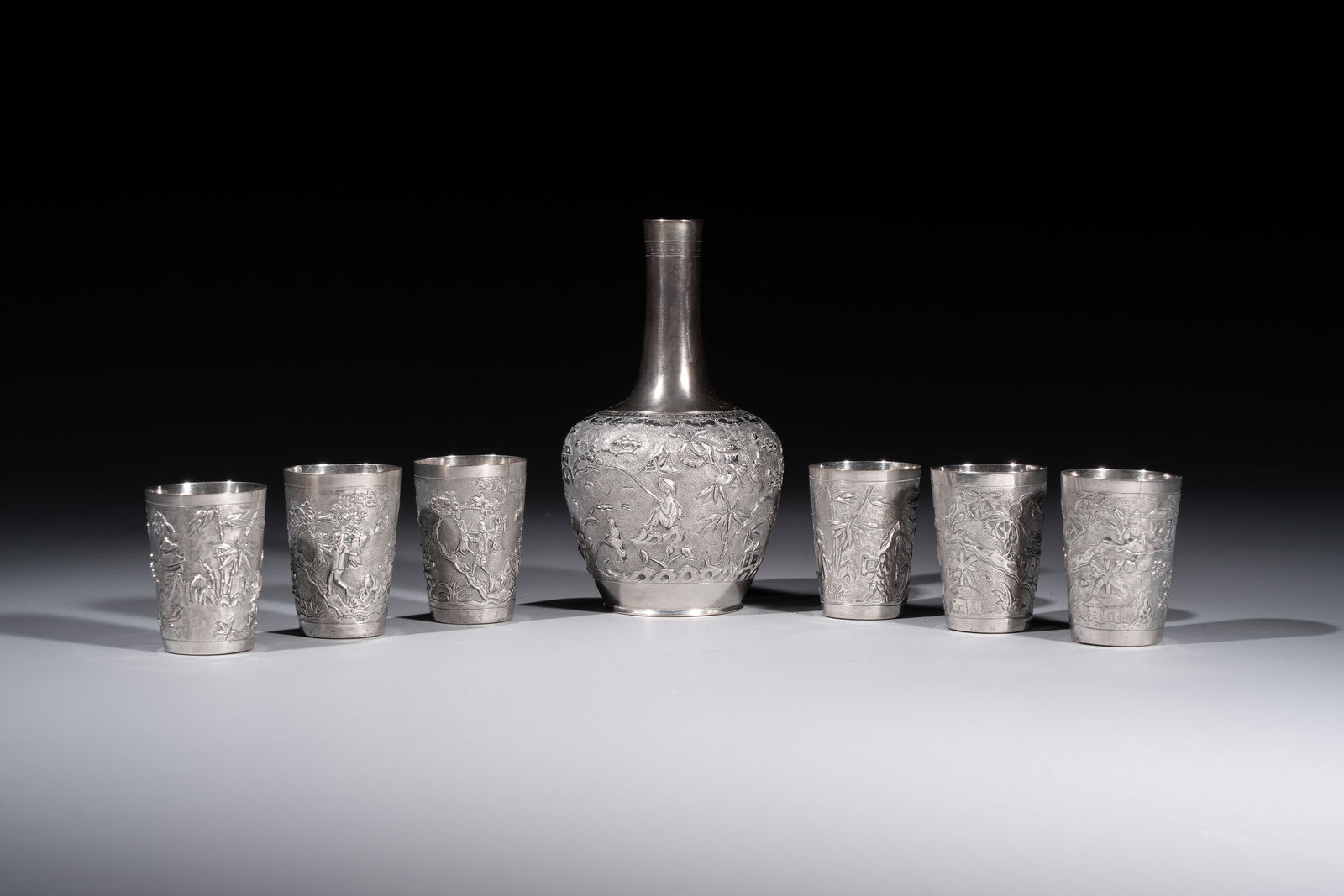 A Chinese Canton or Vietnamese silver bottle vase with landscape design and six cups, 19th C. (1 of 14)