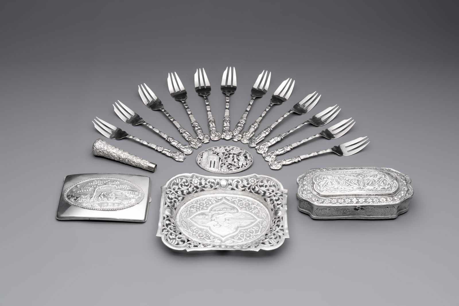 A group of 17 silver wares, mainly Southeast Asia, 19/20th C.: A group of 17 silver wares, mainly Southeast Asia, 19/20th C. Dim.: 16,6 x 13,4 cm (the tray) L.: 9,5 cm (the umbrella or parasol handle) Total weight: 697 grams