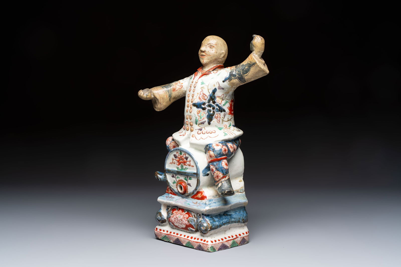 A rare Japanese Imari figural table fountain or spirit keg, Edo, late 17/early 18th C. (1 of 8)
