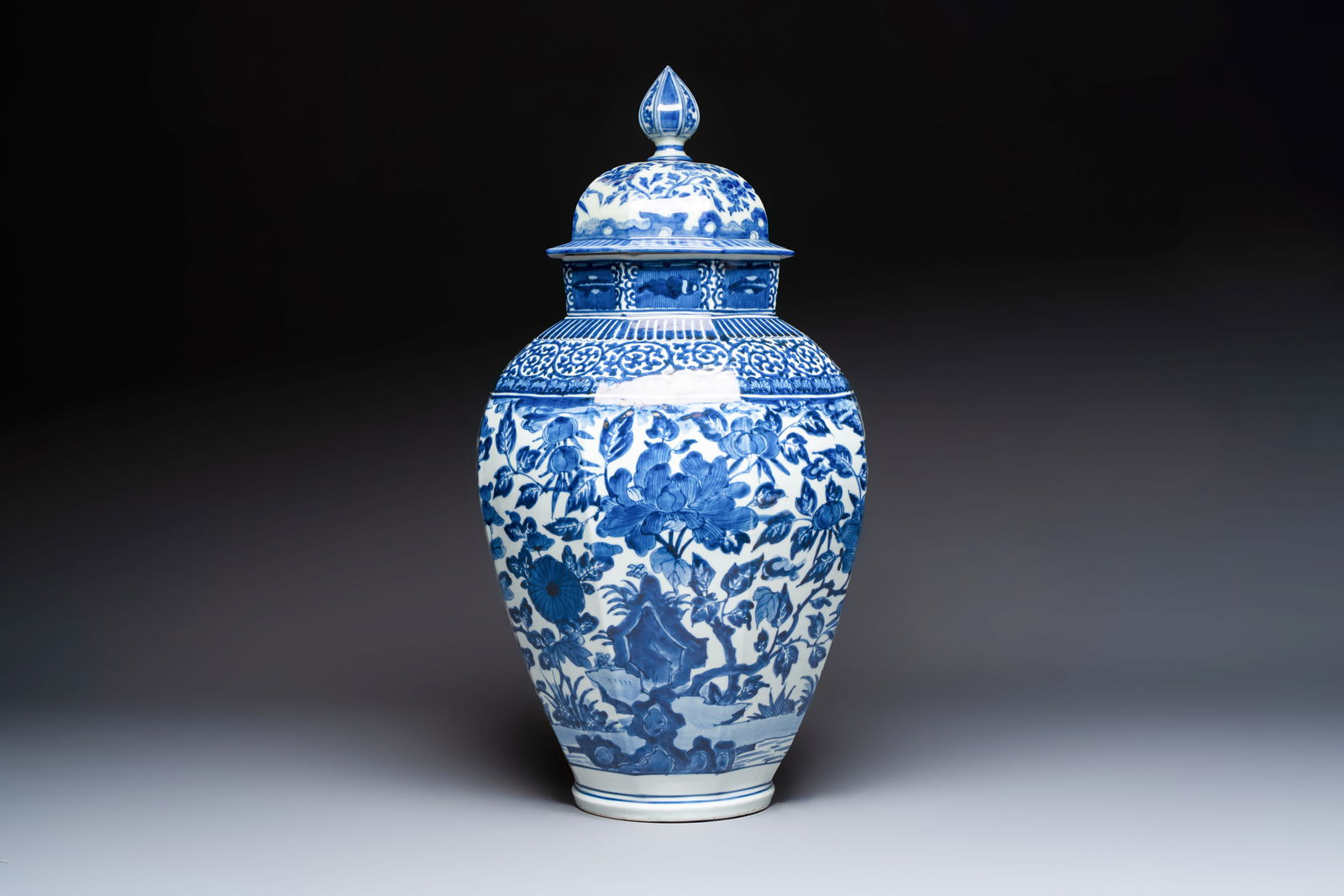 A large Japanese Arita blue and white vase and cover, Edo, late 17th C.: A large Japanese Arita blue and white vase and cover, Edo, late 17th C. H.: 71,5 cm (incl. cover) H.: 53 cm (excl. cover)