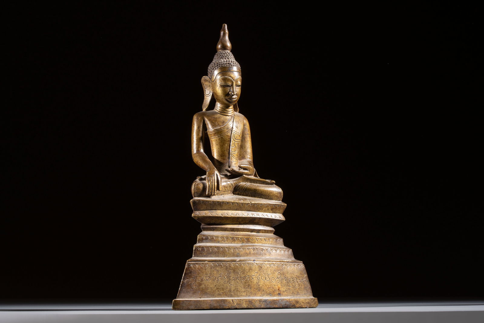 An inscribed Burmese bronze Buddha, Tai Yai, 19th C.: An inscribed Burmese bronze Buddha, Tai Yai, 19th C. H.: 24,5 cm Weight: 962 grams
