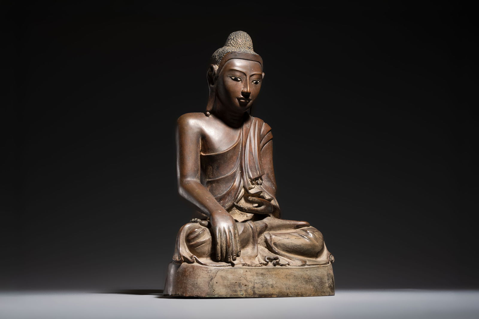 A Burmese partly lacquered bronze Mandalay Buddha, 19/20th C.: A Burmese partly lacquered bronze Mandalay Buddha, 19/20th C. H.: 48 cm Weight: 13,8 kilograms
