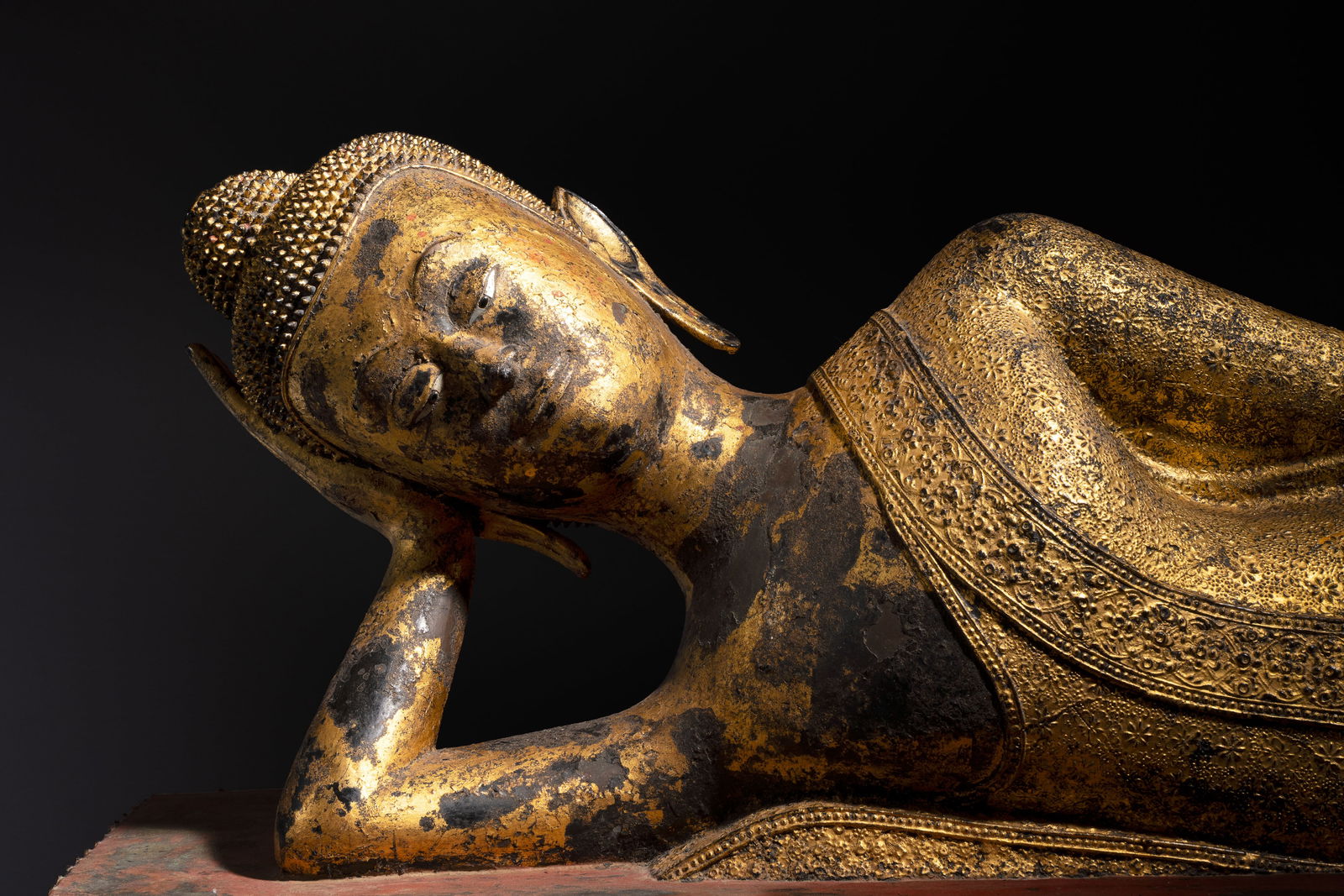 An exceptional and large Thai gilt-bronze figure of Buddha in Parinirvana, 18th C.: An exceptional and large Thai gilt-bronze figure of Buddha in Parinirvana, 18th C. Dim.: 131 x 49,5 x 46 cm (the figure) Dim.: 134,5 x 53 x 87 cm (the stand) Provenance: An important Belgian private c