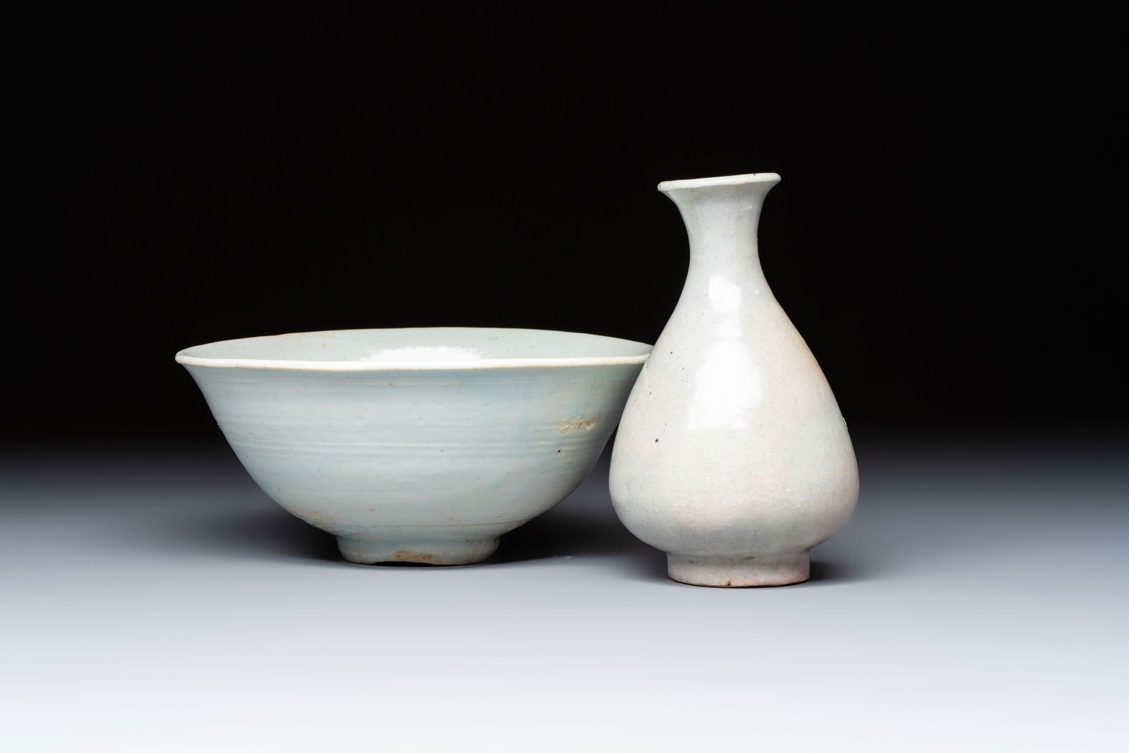A Korean white-glazed vase and bowl, Joseon, 16th C. (1 of 13)