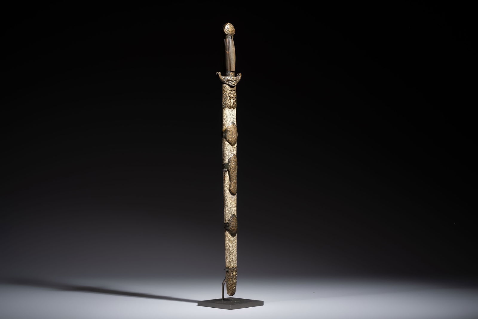 A rare set of Chinese double swords with scabbard 'shuangjian', Longquan mark, 19th C. (1 of 6)