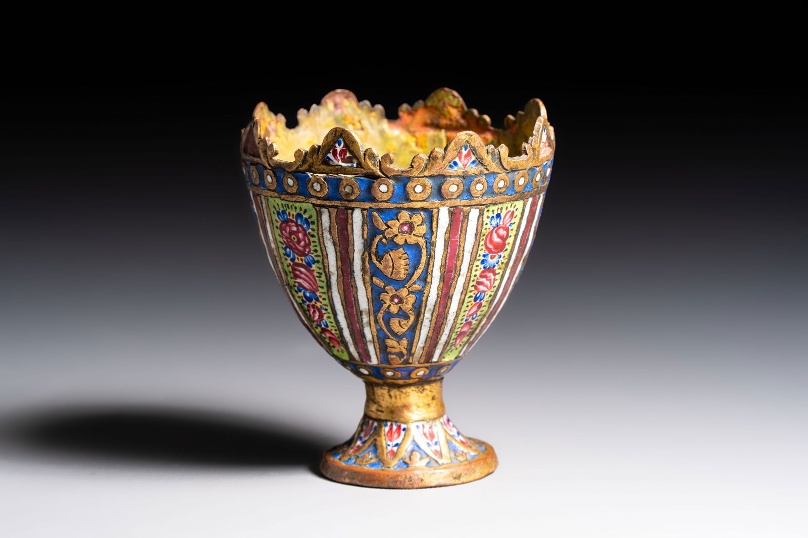 An Ottoman enamelled tombak zarf with floral design, Turkey, 19th C.: An Ottoman enamelled tombak zarf with floral design, Turkey, 19th C. Dia.: 5,6 cm - H.: 6,5 cm Weight: 72 grams