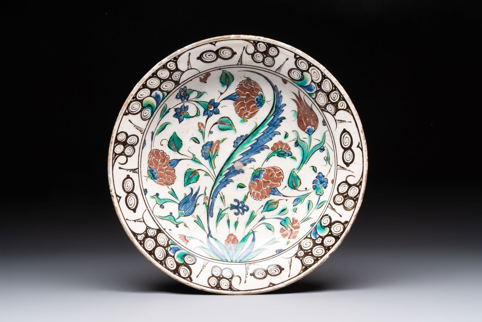 An Iznik pottery 'Saz Leaf' dish, Turkey, late 16th C: An Iznik pottery 'Saz Leaf' dish, Turkey, late 16th C Dia.: 31,5 cm
